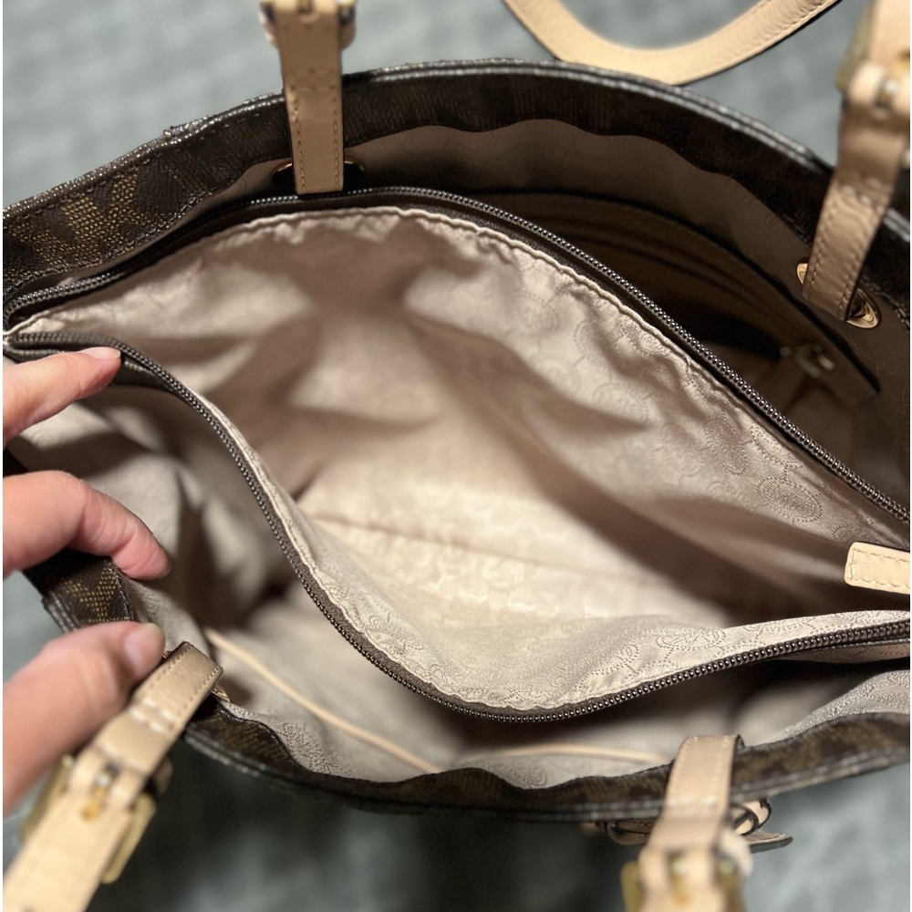 Michael Kors handbag in excellent condition only use on special special occasion